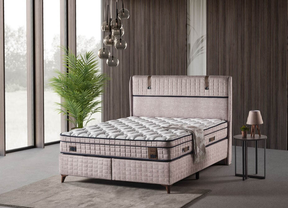 Schönes Schlafzimmer mit Boxspringbett Siesta