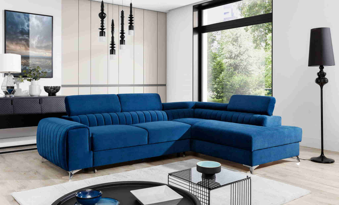 Wunderschöne Wohnlandschaft Laurence mit wunderschönem L-förmigen Sofa in blauer Farbe und schwarzer Lampe