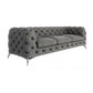 Schönes Sofa Chesterfield Chelsea mit weißem Hintergrund